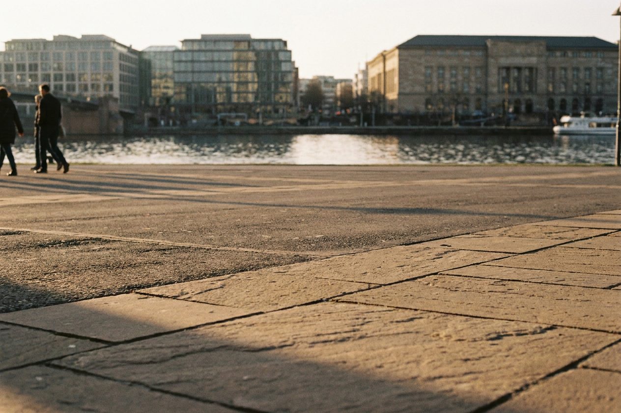 Aufgeheizter Asphalt und versiegelter Platz mit langen Schatten im tiefen Licht der Nachmittagssonne