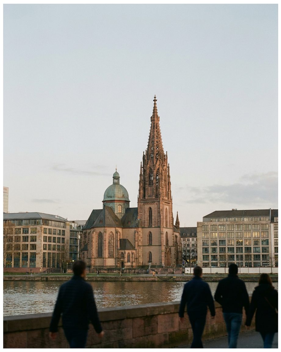 Die filigrane neugotische Turmspitze des Doms mit ihrem Kuppelhelm vor blauem Himmel.