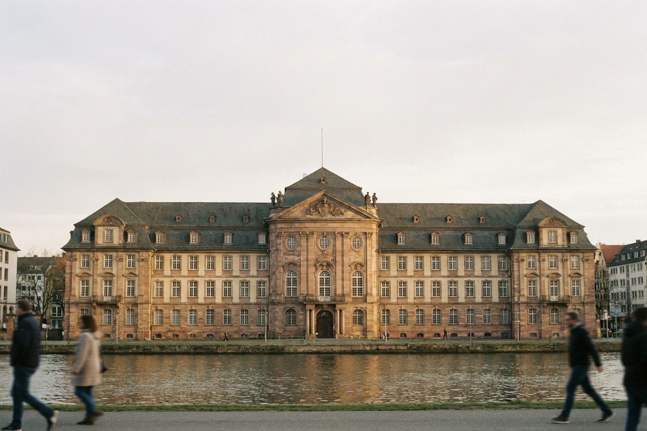 Die barocke Fassade des Deutschordenshauses in Sachsenhausen unter blauem Himmel.